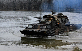 Żołnierze przeprawiali się przez jezioro. To element ćwiczeń TUMAK-22